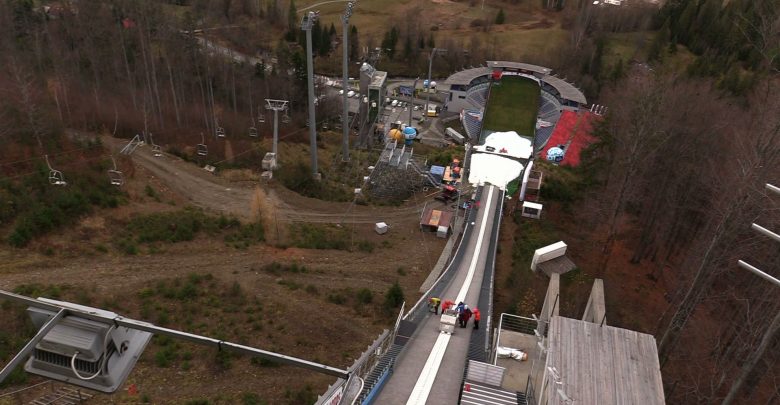Kilkanaście stopni na plusie, śnieg tylko z armatek. Wisła szykuje się na Puchar Świata w skokach narciarskich