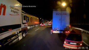 Co za DZBANY!!! Kierowcy na A1 mają gdzieś KORYTARZ ŻYCIA! Wstrząsające WIDEO od strażaków