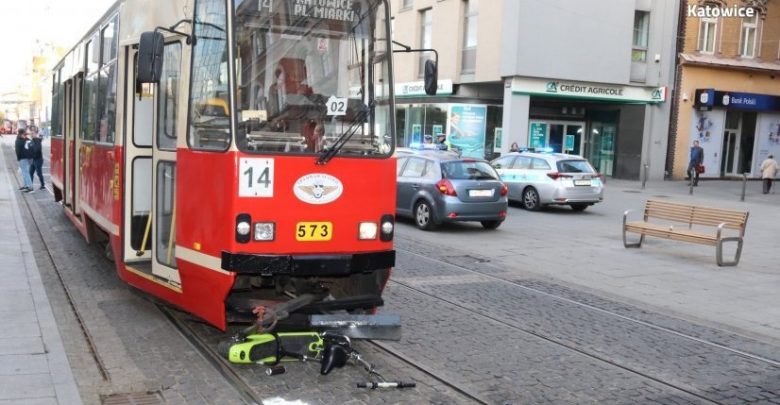 Katowice: Mężczyzna na hulajnodze zderzył się z tramwajem. Policja szuka świadków wypadku (fot.KMP Katowice)