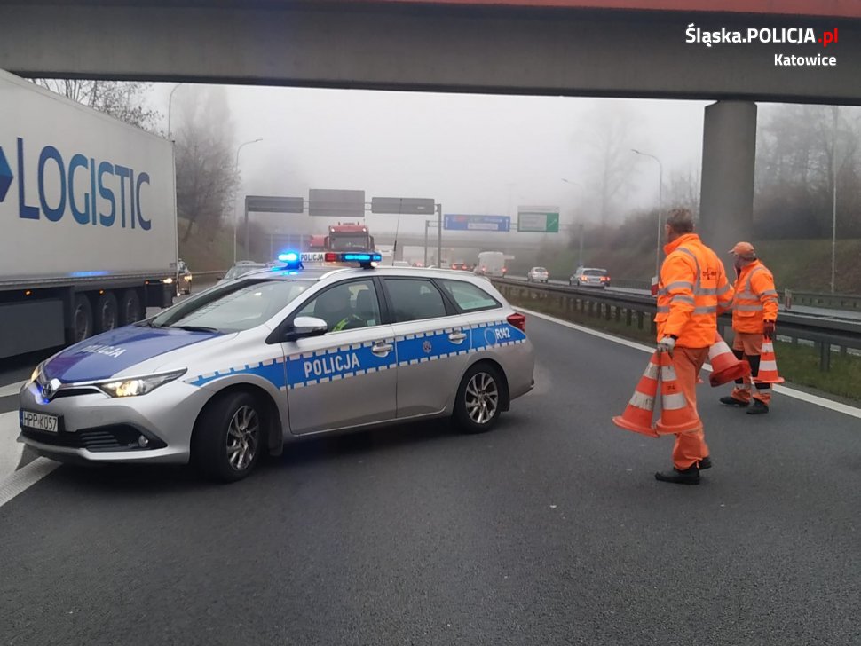 40-letni kierowca Opla Corsy zginął w zderzeniu z ciężarówką. Koszmarny wypadek na A4 w Katowicach (fot.KWP Katowice)