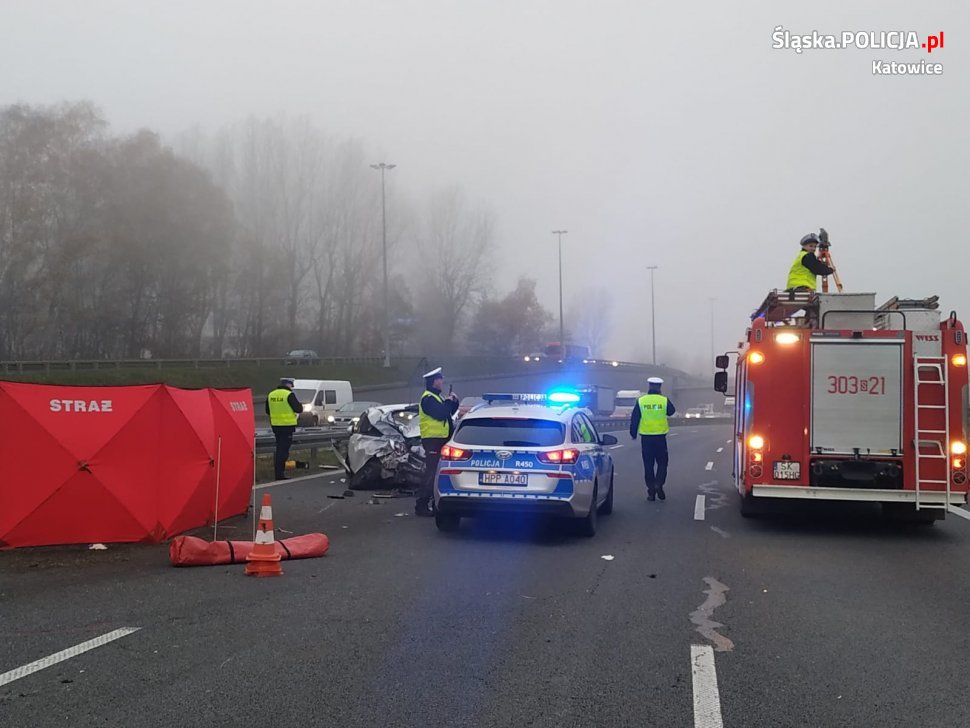 Śmiertelny wypadek na A4 w Katowicach. Są ZDJĘCIA z miejsca tragicznego wypadku. Z osobówki mało co zostało! (fot.KWP Katowice)