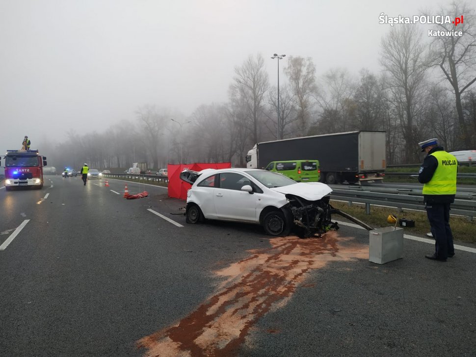 Śmiertelny wypadek na A4 w Katowicach. Są ZDJĘCIA z miejsca tragicznego wypadku. Z osobówki mało co zostało! (fot.KWP Katowice)