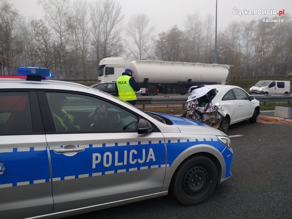 40-letni kierowca Opla Corsy zginął w zderzeniu z ciężarówką. Koszmarny wypadek na A4 w Katowicach (fot.KWP Katowice)