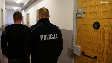 Poszukiwacza skarbów z wykrywaczem metali i saperką prosto z pola ściągnęli policjanci z Raciborza po tym, jak dostali od świadka informację, że ktoś z wykrywaczem chodzi po polu i czegoś szuka (fot.KPP Racibórz)