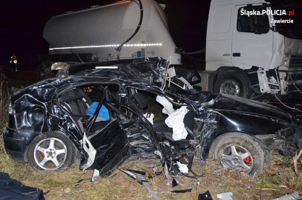 Koszmarny wypadek w Zawierciu wstrząsnął wszystkimi. W zmiażdżonym Seacie zginęło trzech 19-latków (fot.policja)