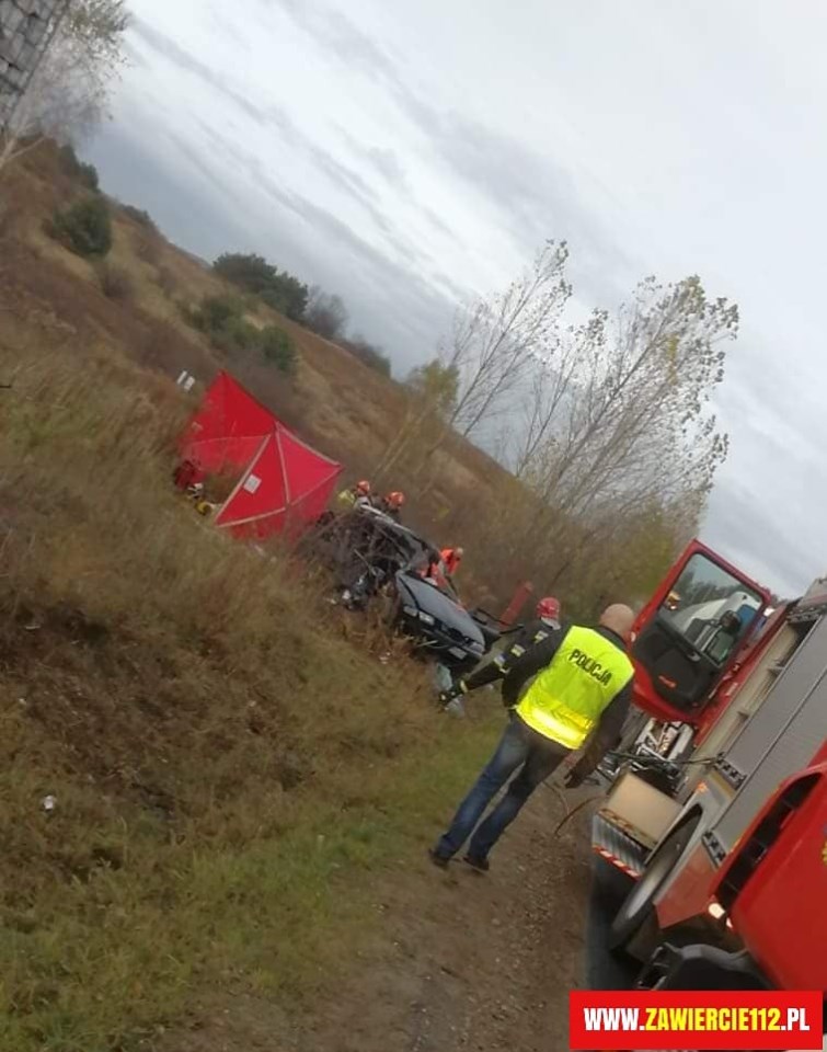 Koszmarny wypadek w Zawierciu! Osobowy Seat na łuku drogi wyleciał z zakrętu i zderzył się z ciężarówką. Wszystkie 3 młode osoby jadące Seatem nie żyją! (fot. https://www.facebook.com/Zawiercie112)