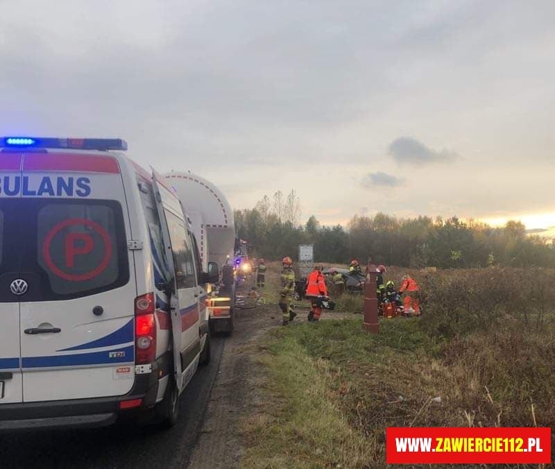 Koszmarny wypadek w Zawierciu! Osobowy Seat na łuku drogi wyleciał z zakrętu i zderzył się z ciężarówką. Wszystkie 3 młode osoby jadące Seatem nie żyją! (fot. https://www.facebook.com/Zawiercie112)