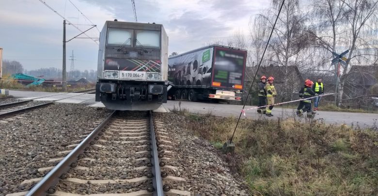 Zderzenie pociągu z ciężarówką! Zobaczcie nowe ZDJĘCIA i WIDEO z miejsca koszmarnego wypadku (fot.KWP Katowice)