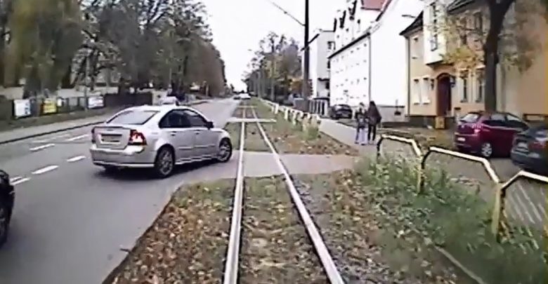 Wjechał pod tramwaj, zderzył się i ...pojechał dalej! Gdzie jest kierowca Volvo?