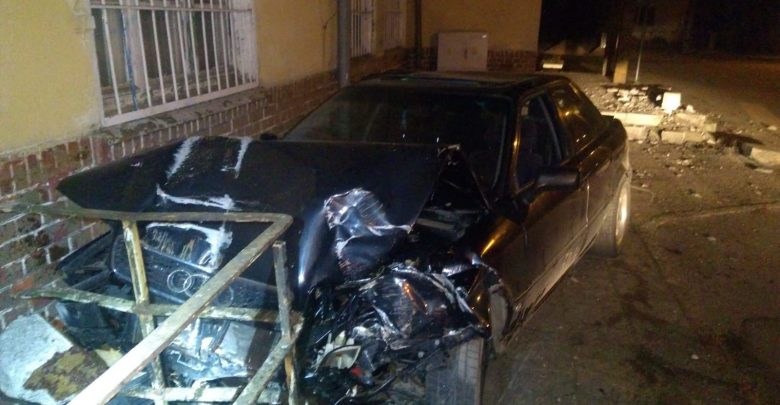 Uderzył w budynek stacji kolejowej. Tłumaczył, że "flaszkę" wypił po zdarzeniu (fot.KMP Olsztyn)