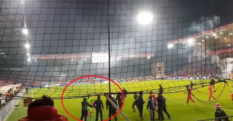 Polski bramkarz to totalny kozak! Rafał Gikiewicz sam zatrzymał kiboli, którzy wbiegli na boisko! (fot.yputube.com)