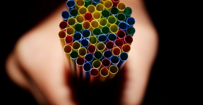Śląskie: Koniec z plastikowymi słomkami i talerzami. Woda tylko w szklanych butelkach