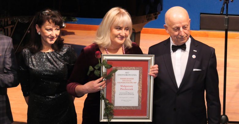 Wyjątkowa nagroda dla TVS! Dyr. Małgorzata Piechoczek otrzymała Pierścień Niepodległości