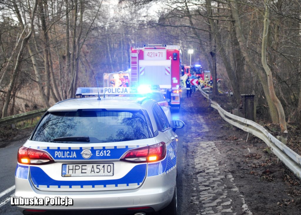Koszmarna tragedia! Służby wyciągnęły ze stawu Audi A4. Wewnątrz znaleziono zwłoki 5 młodych osób w wieku od 17 do 19 lat! (fot.policja)