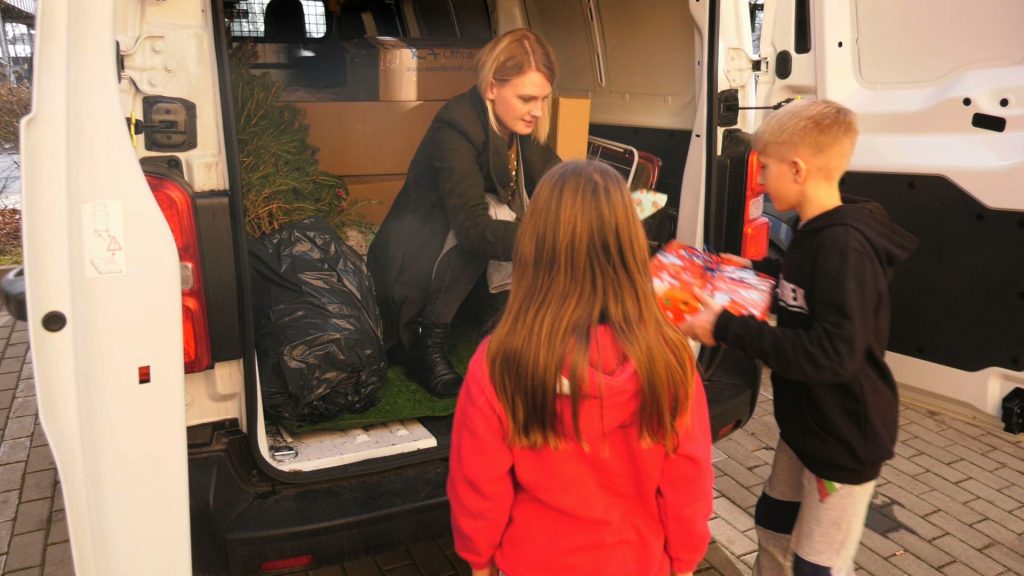 Dobro zapakowane w paczki. Fundacja TVS obdarowała górą prezentów Placówkę Opiekuńczo-Wychowaczą w Sosnowcu