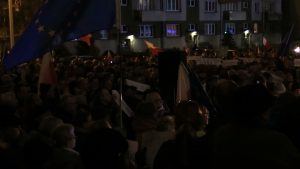 Tłumy pod Sądem Okręgowym w Katowicach. Ludzie przeciwko ustawie uderzającej w sędziów