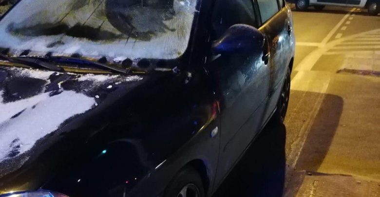 Wjechał na pasy na czerwonym świetle i potrącił matkę z córką, bo wytarł sobie „okienko” jedynie na wysokości oczu (fot.policja.pl)