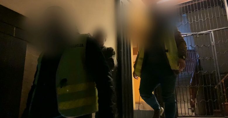 Zarzuty usiłowania zabójstwa policjantów usłyszał dzisiaj 19-letni Dawid P., który w sobotę podczas domowej interwencji rzucił się z nożem na funkcjonariuszy. Policja musiała użyć broni i postrzeliła nastolatka w nogę (fot.policja)