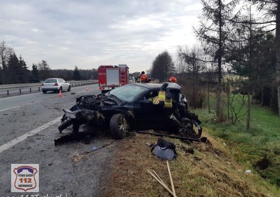 Koszmarny wypadek na S1 w Tychach. Z auta prawie nic nie zostało! (fot.www.112tychy.pl)