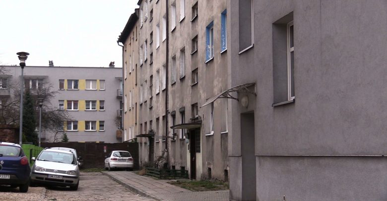 Jedna osoba nie żyje, druga trafiła do szpitala. Dziś rano w jednym z mieszkań przy ul. Chopina w Mysłowicach dwie kobiety zatruły się tlenkiem węgla