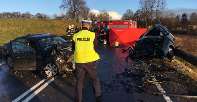 Wyprzedzał i zderzył się czołowo z renault, którego kierowca zginął na miejscu. Kierowcy BMW grozi do 8 lat więzienia (fot.Policja Pomorska)