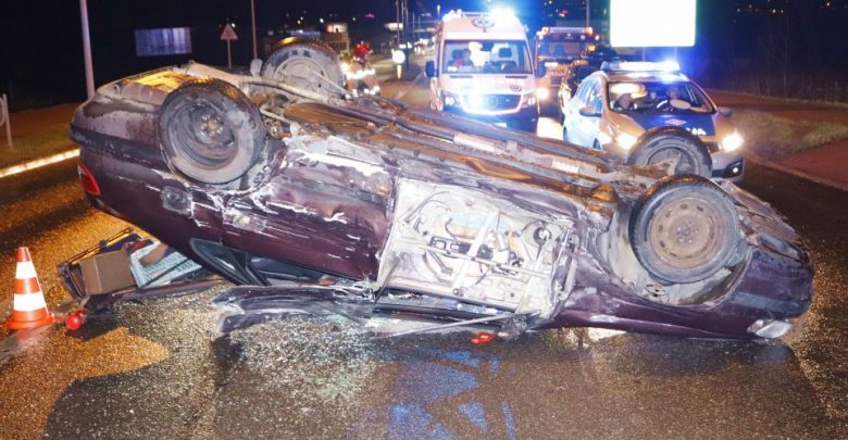 Groźny wypadek w Bytomiu. Samochód dachował na DK 11 (fot.policja)