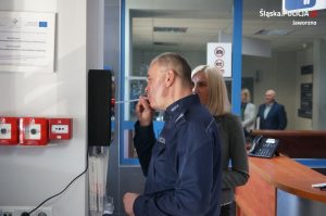 W Komendzie Miejskiej Policji w Jaworznie zamontowano urządzenie do samodzielnego badania stanu trzeźwości. Ogólnodostępny alkomat zakupiono ze środków Urzędu Miejskiego w Jaworznie (fot.KMP Jaworzno)