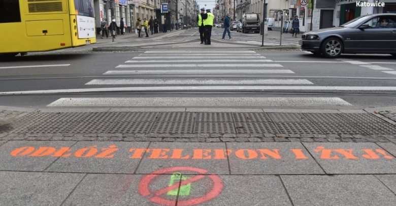 Śląskie: Odłóż telefon i żyj! W Katowicach powstały specjalne przejścia. Fot. Śląska Policja
