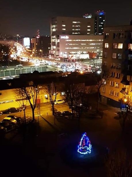 Mieszkańcy kupili ozdoby, a administracja... wycięła choinkę! Katowicka Koszutka ofiarą biurokratycznego absurdu (źródło: NaprawiaMy Koszutkę)