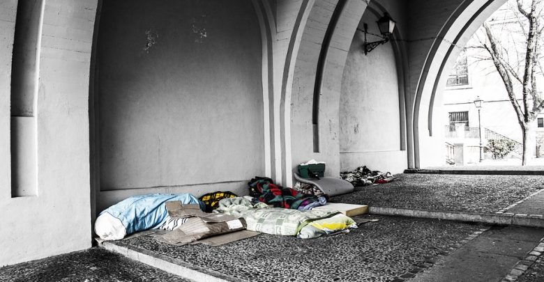 Są pierwsze ofiary tegorocznej zimy. Nie przechodź obojętnie obok wychłodzonych. Uratuj życie! (źródło: pixabay.com)