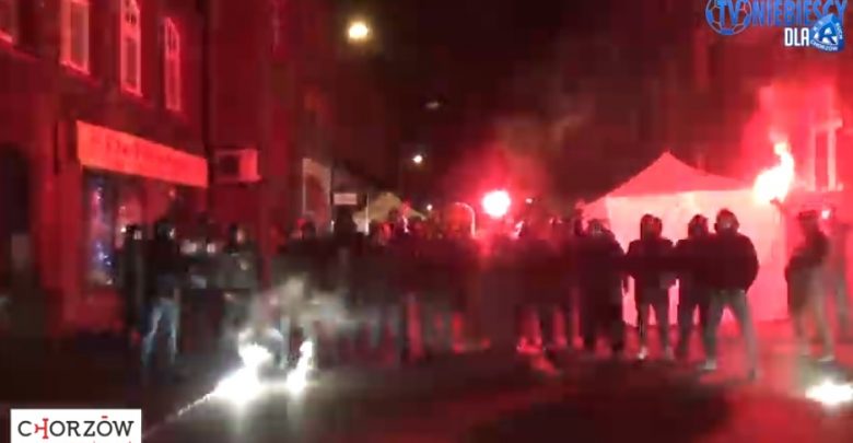 Kibice Ruchu Chorzów: Pozdrawiamy z Niebieskich Katowic i życzymy Wesołych Świąt! (fot.youtube.com/Niebiescy TV)