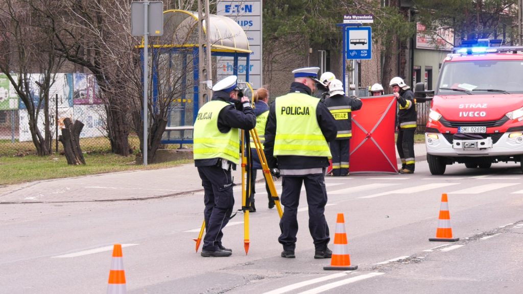 Tragiczny poranek na drodze w Mikołowie. Na ulicy Wyzwolenia śmiertelnie potrącony został mężczyzna.
