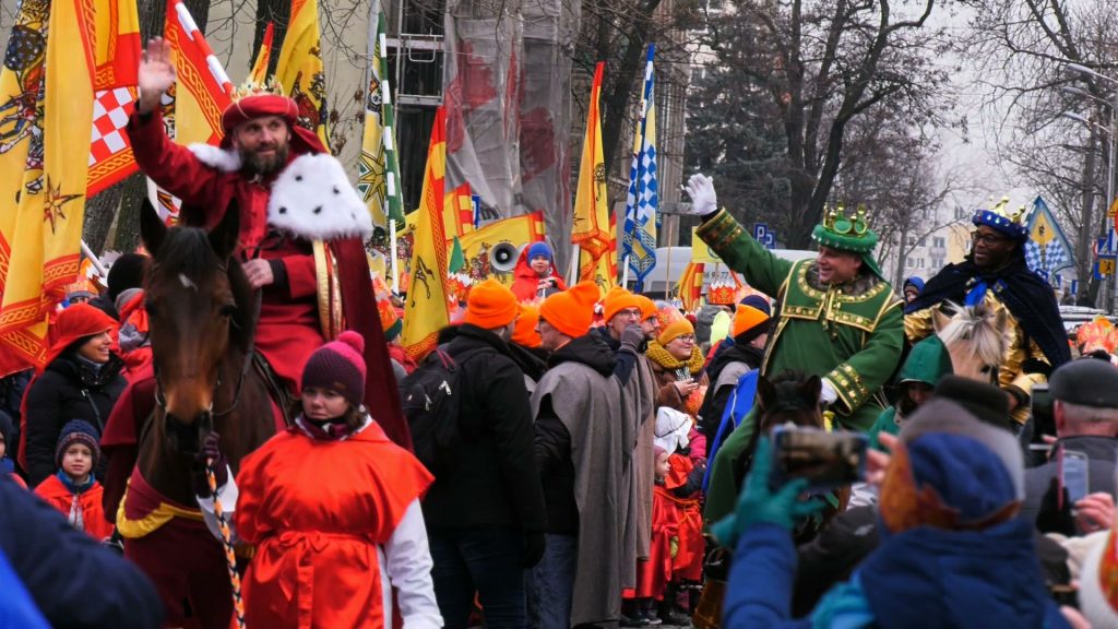 Tysiące katowiczan uczciło dzisiaj święto Trzech Króli, maszerując sprzed Archikatedry Chrystusa Króla w barwnym orszaku