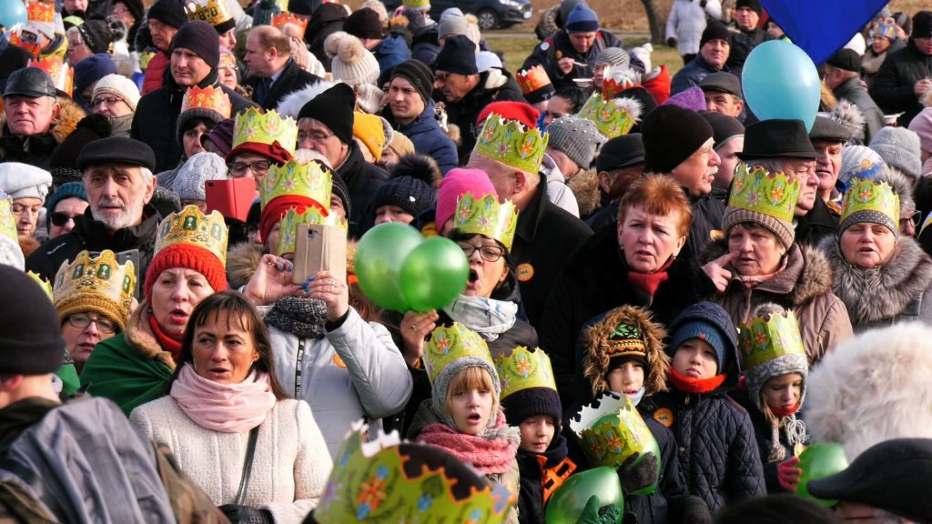 Czerwony, zielony i niebieski – uroczyste orszaki parafian ubranych w te trzy kolory, symbolizujące króla Kacpra, Melchiora i Baltazara, przemaszerowały z trzech sosnowieckich parafii do Placu Papieskiego
