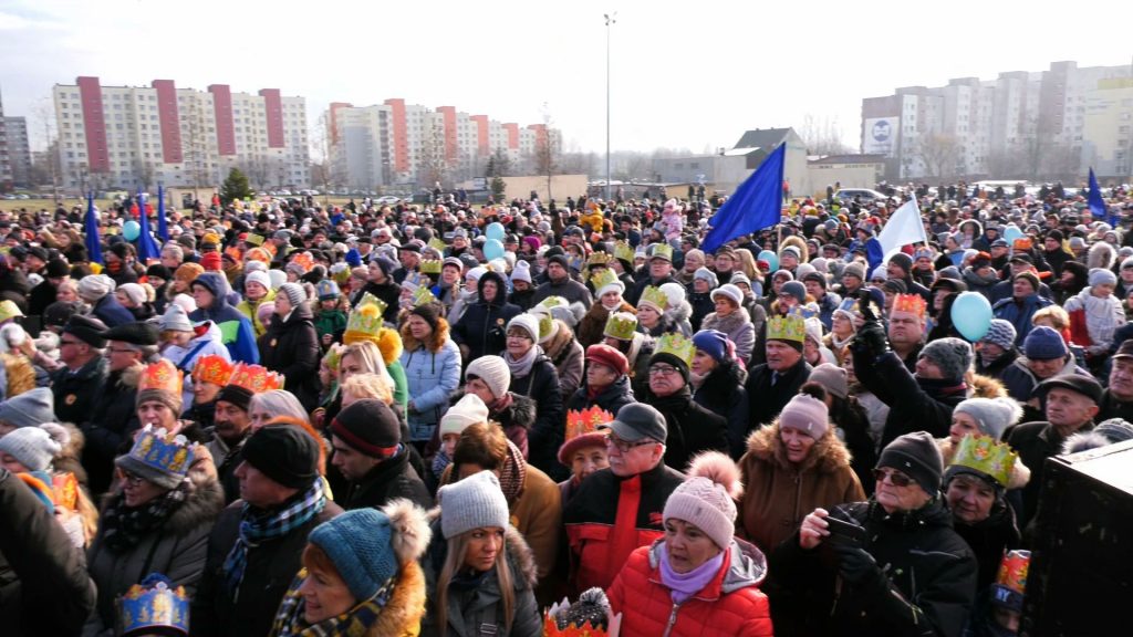 Czerwony, zielony i niebieski – uroczyste orszaki parafian ubranych w te trzy kolory, symbolizujące króla Kacpra, Melchiora i Baltazara, przemaszerowały z trzech sosnowieckich parafii do Placu Papieskiego