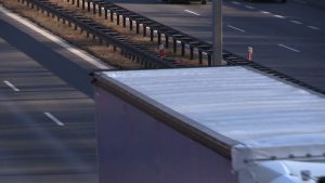 Śląskie: Ogromny kawał lodu z ciężarówki spadł na osobówkę. W środku kobieta z dzieckiem!