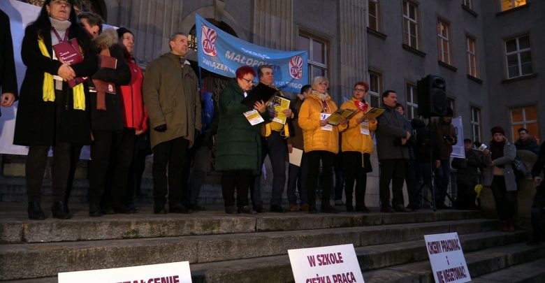 Nauczyciele protestują. Przed Urzędem Wojewódzkim w Katowicach odbyła się pikieta, zorganizowana przez Związek Nauczycielstwa Polskiego. Ich postulaty pozostają niezmienne.