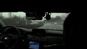 To jeden z "cywilnych" samochodów Kia Stinger policyjnej grupy Speed. Dziś i jutro policjanci będą zwracać szczególną uwagę na kierowców, którzy nie jadą prawym skrajnym pasem