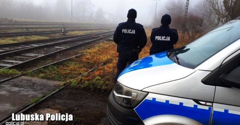 O włos od tragedii! Policjanci uratowali mężczyznę, który chciał rzucić się pod pociąg! (fot.policja)
