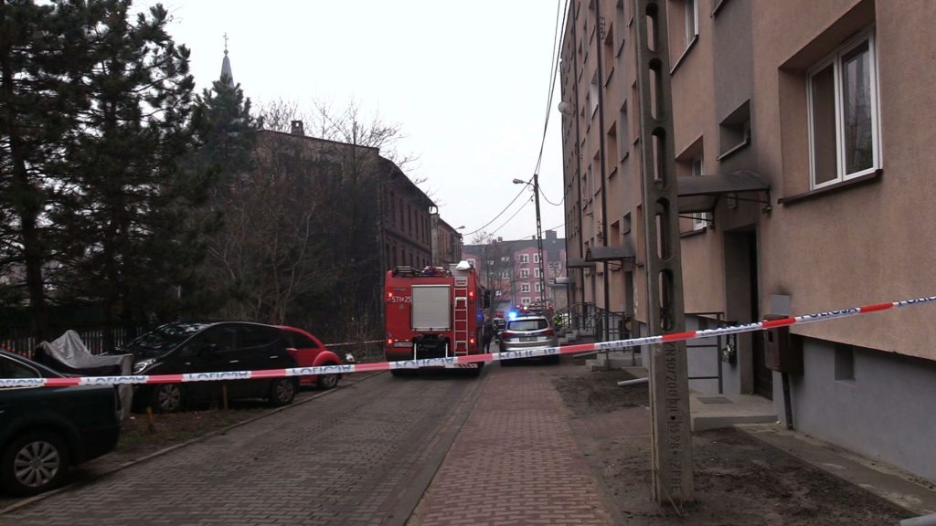 Groźny pożar wybuchł po godzinie 4:00 rano na poddaszu familoka przy ul. Krasińskiego. Konieczna była ewakuacja 23 osób