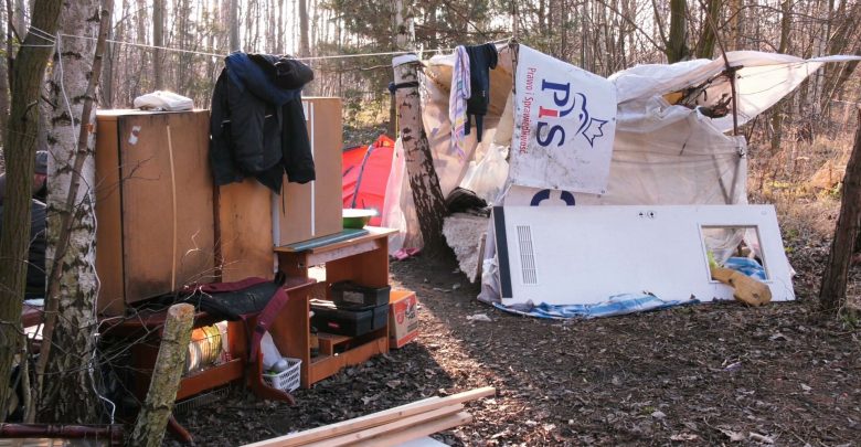 Smród i brud. Bezdomni żyją w fatalnych warunkach w jednej z katowickich dzielnic. Założyli tam obozowisko, które zrobili z tego, co znaleźli
