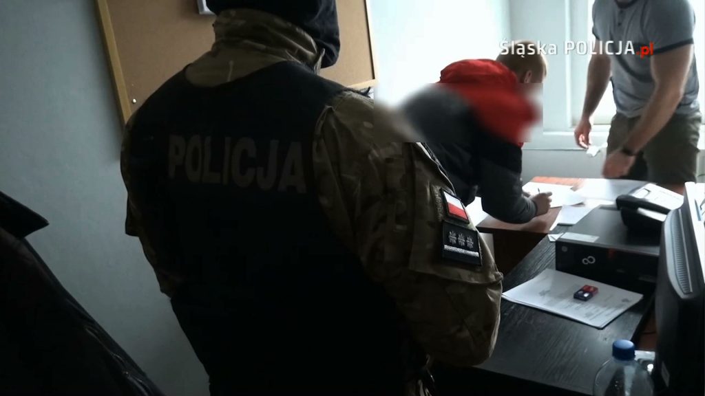 Sobotnie podłożenie bomby na tarasie jednego z domów jednorodzinnych w Wyrach miało najprawdopodobniej podtekst finansowy. Jedna z hipotez mówi, że napastnicy, którzy podłożyli ładunek mieli być dłużni pieniądze właścicielom domu