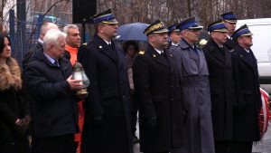 Świadkowie tamtych wydarzeń zwracają jednak uwagę, że teren po dawnej hali, który obecnie należy do prywatnego przedsiębiorcy, odstrasza swoim wyglądem. A przecież w tym miejscu życie straciło 65 osób