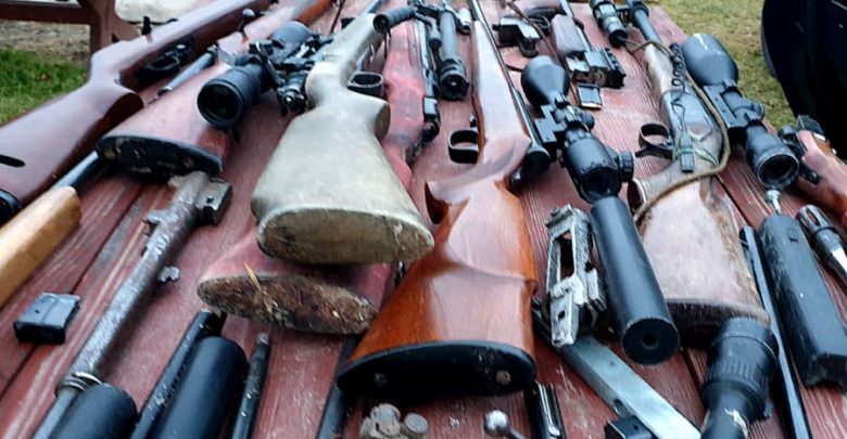 Obławę robiło 340 policjantów! Policja namierzyła prawdziwy arsenał. Zatrzymanych 28 osób! (fot.policja)