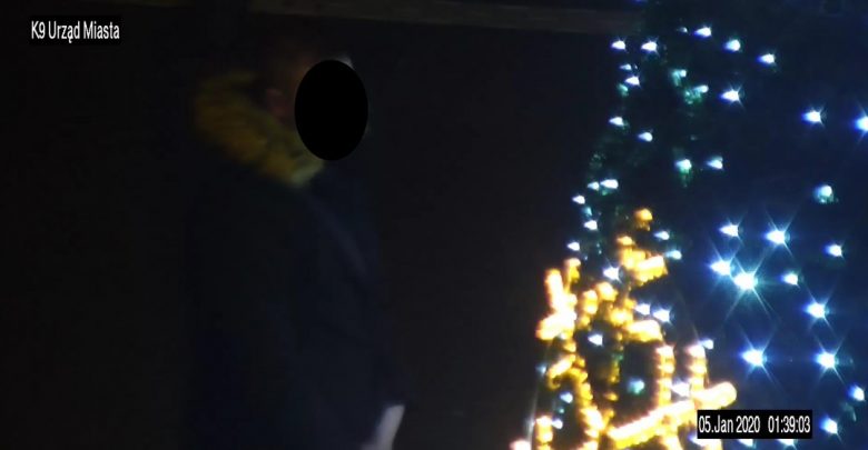 Rybnik: Wysikał się na miejską choinkę i szybko się przekonał, że to zły pomysł (foto.Straż Miejska Rybnik)