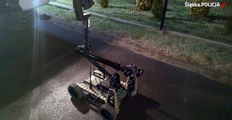 Śląskie: Skonstruowali i podłożyli na tarasie ładunek wybuchowy. Doszło do eksplozji. W domu przebywała dwójka dzieci i ich rodzice (fot.Śląska Policja)