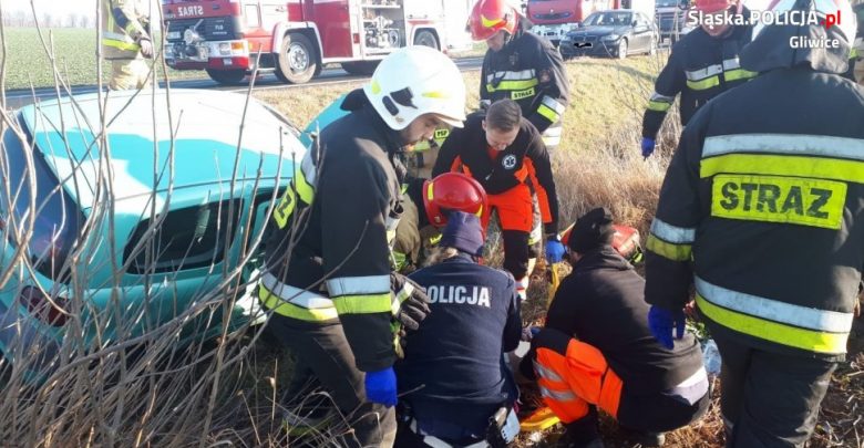 Groźny wypadek i błyskawiczna reakcja policjantów z gliwickiej grupy Speed w Toszku. To tam na ulicy Strzeleckiej zderzyły się dwa samochody i wpadły do rowu (fot.KMP Gliwice)