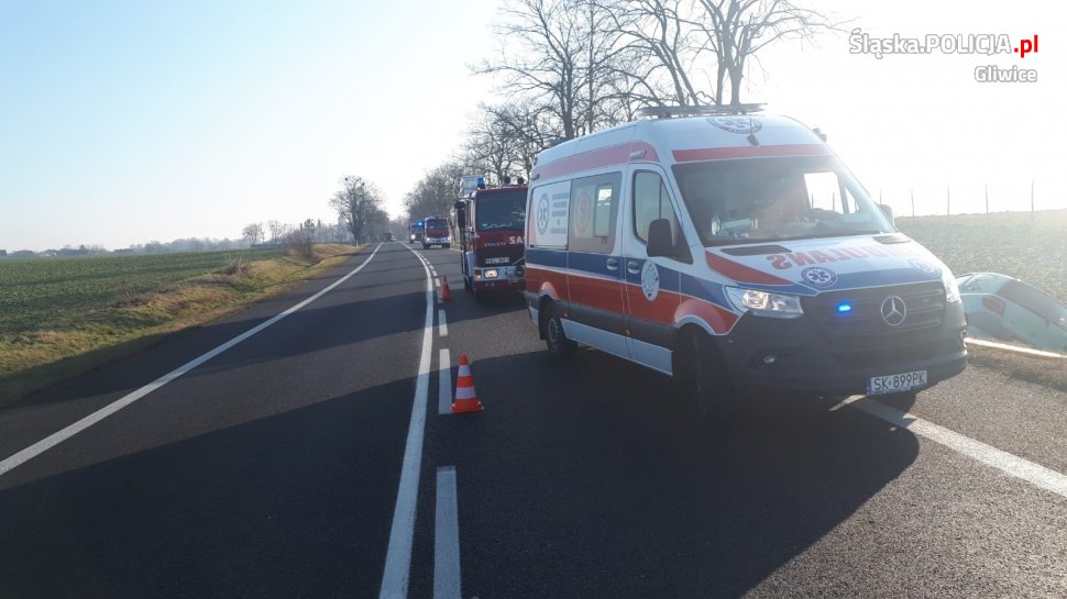 Groźny wypadek i błyskawiczna reakcja policjantów z gliwickiej grupy Speed w Toszku. To tam na ulicy Strzeleckiej zderzyły się dwa samochody i wpadły do rowu (fot.KMP Gliwice)