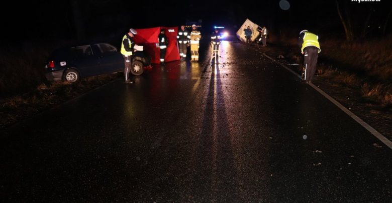 Śląskie: Czołowe zderzenie golfa z fordem. Nie żyje 71-latek (fot.Śląska Policja)