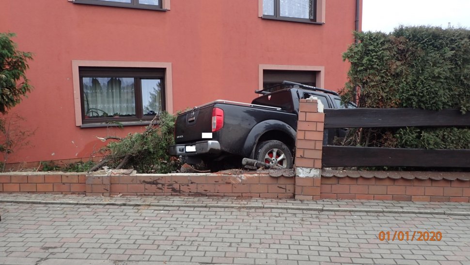 Rybnik: Pijany kierowca ogromnym pick-upem staranował ogrodzenie i wjechał w dom! (fot. KMP Rybnik)